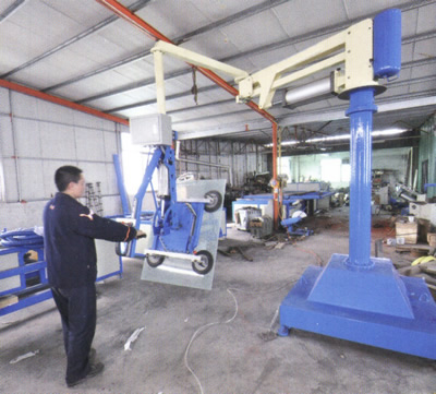 Stationary Post Mounted Glass Manipulator Works Up To 5m Slewing Radius